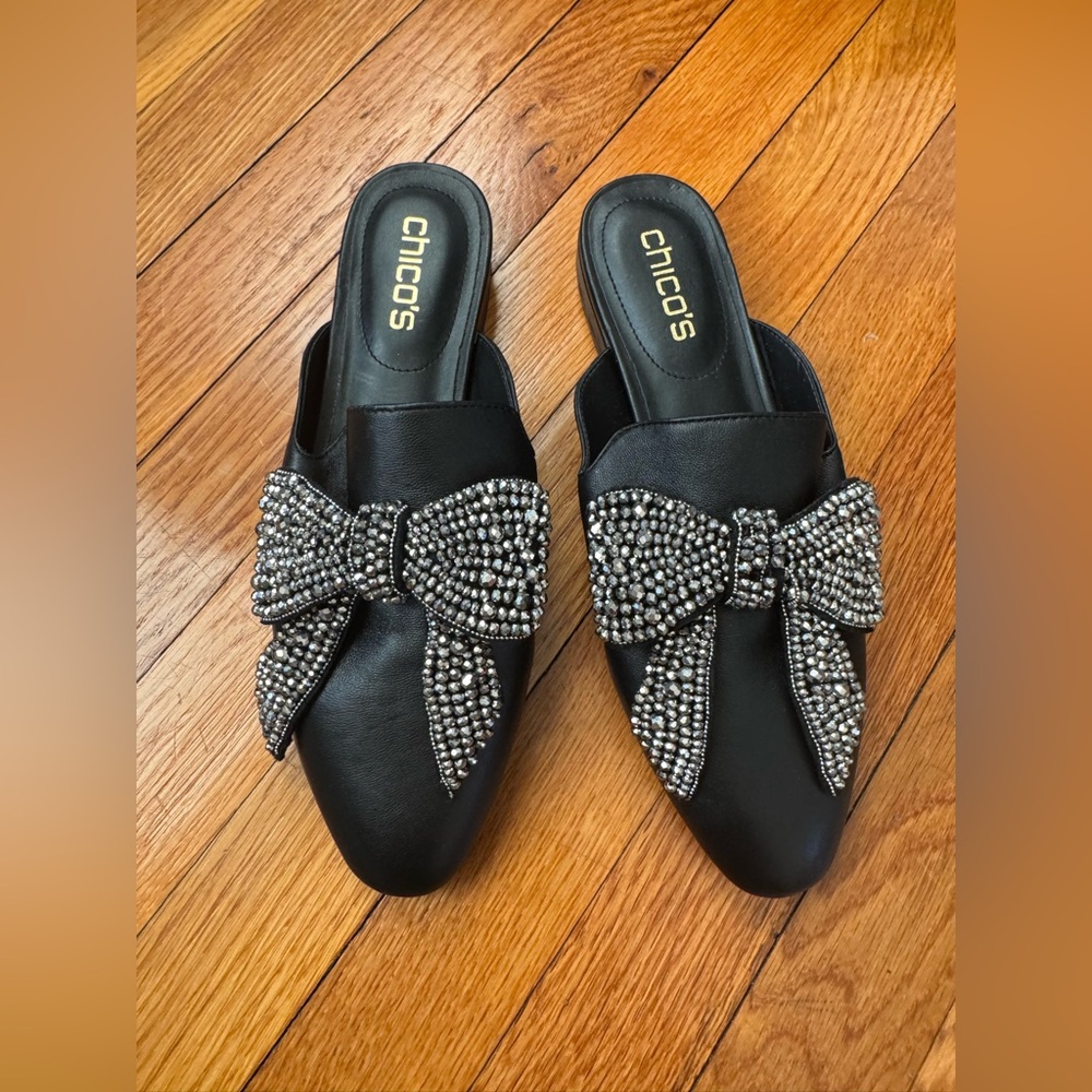 Chico’s leather embellished bow mule size 8